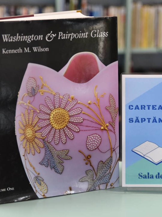 Cartea săptămânii la BJPD – Mt. Washington and Pairpoint glass, 13 septembrie 2021