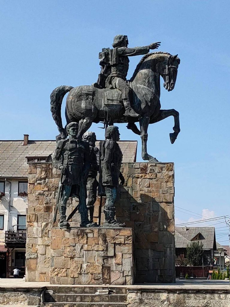 Ansamblul statuar Bogdan Vodă – foto © Adrian Man, 16-09-2021