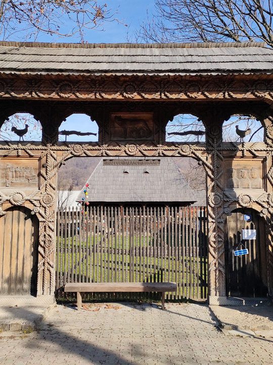 Muzeul Ţărăncii Române, Poartă maramureșeană. Foto © Adrian Man, 13-11-21