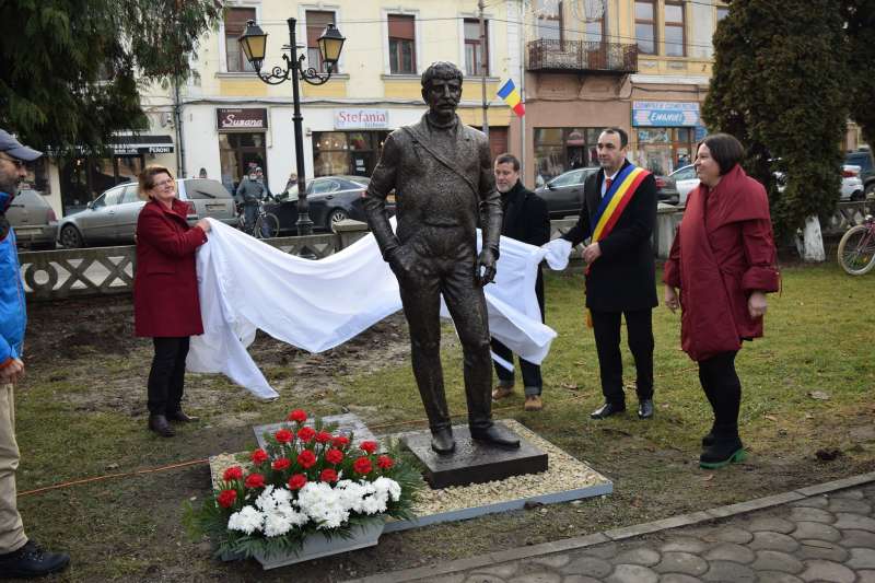 Statuia pictorului Hollósy Simon, Sighetu Marmației, (sculptor Raduc Ciobanu) 17.12.2021-2