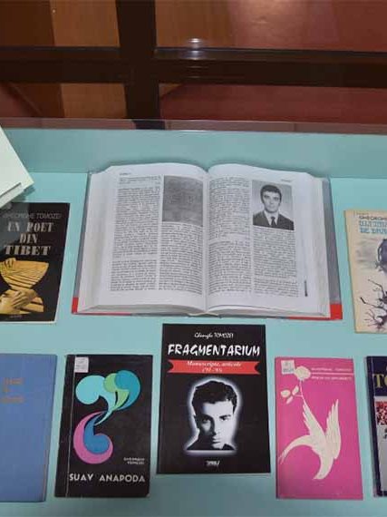 Vitrină de carte – 25 de ani de la moartea poetului Gheorghe Tomozei (28 martie 1997)