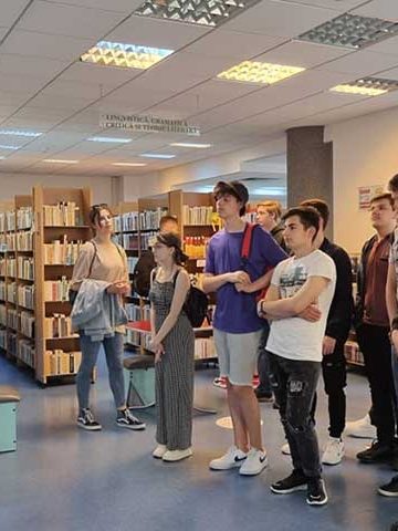 Elevi de la Liceul ”Emil Racoviță” în vizită la biblioteca județeană, 06.05.2022