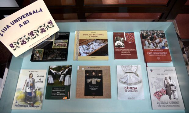 Ziua Universală a Iei (24 iunie) – Vitrină de carte la BJPD