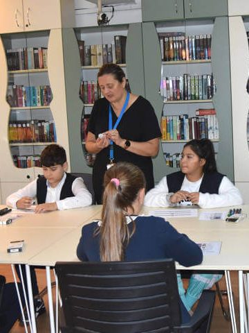 Coding with Ozobots is fun – American Corner – BJPD-13-09-2022