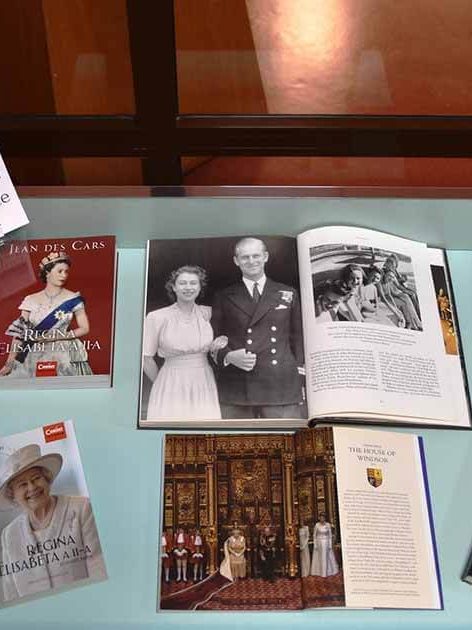 Vitrină de carte In memoriam Regina Elisabeta a II-a – BJPD 09-09-2022