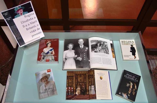 Vitrină de carte In memoriam Regina Elisabeta a II-a – BJPD 09-09-2022