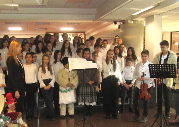 Colindători la Biblioteca Judeţeană „Petre Dulfu” 21-12-22