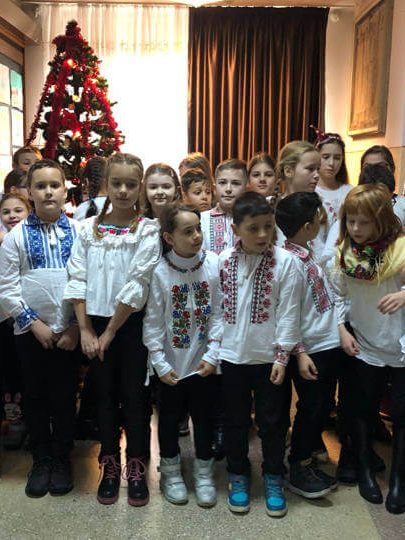 Iată vin colindătorii la biblioteca Județeană Petre Dulfu 15-12-22