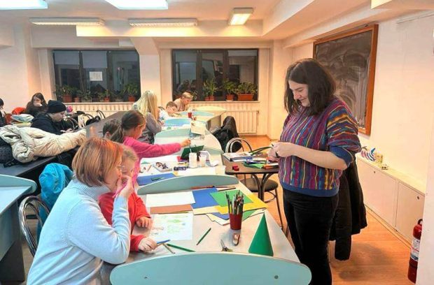 Cerc de arta plastica – pictura la BJPD – Coordonator masterand Alexia Lenghel