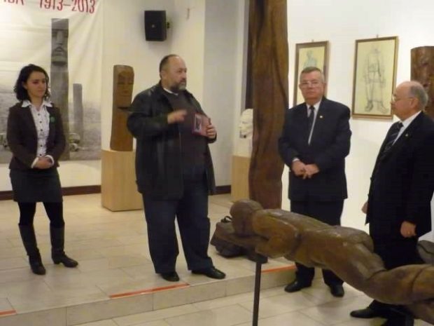 Vizita membrilor si presedintelui Academiei Romane in expozitia Atelierul sculptorului Gheza Vida