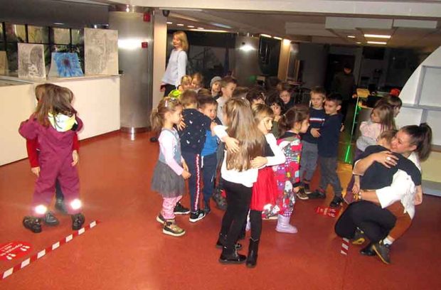 Ziua Mondială a Îmbrățișărilor sărbătorită la Biblioteca Județeană „Petre Dulfu” – 19-01-23