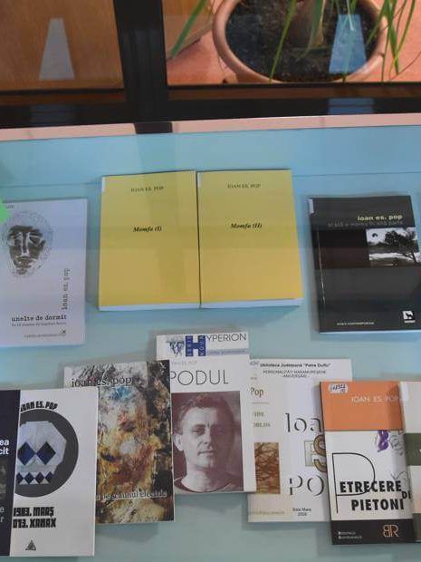 65 de ani de la naşterea poetului şi publicistului maramureşean Ioan Es. Pop – Vitrină de carte la BJPD-27-03-23 (1)