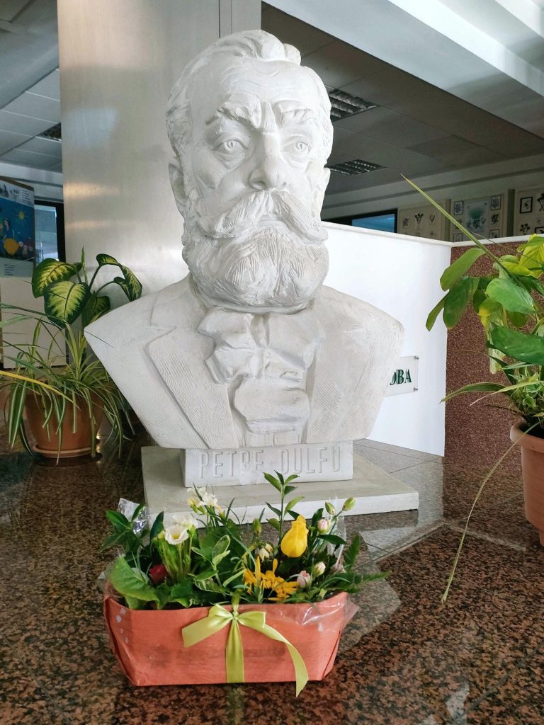 Bustul lui Petre Dulfu, sculptură de Ioan Marchiș, la Biblioteca Judeţeană „Petre Dulfu” Baia Mare – Foto © Adrian MAN, 10 martie 2023