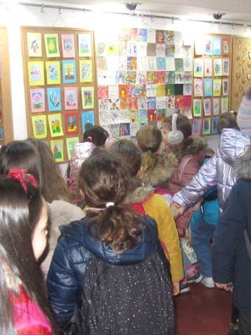 „Mărţişor – simbol şi tradiţie” – expoziții la la biblioteca judeţeană