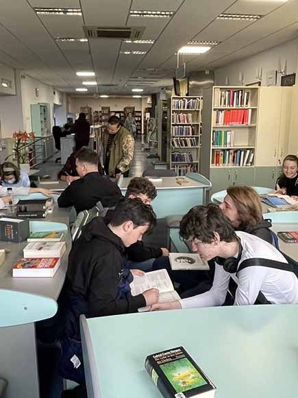 O oră de documentare la biblioteca judeţeană „Petre Dulfu” – 25-04-23