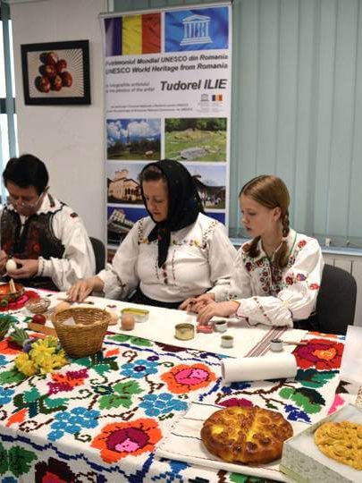 Vernisajul expoziției de artă fotografică „Roșu tradițional românesc” – Tudorel Ilie – BJPD-10-4-23