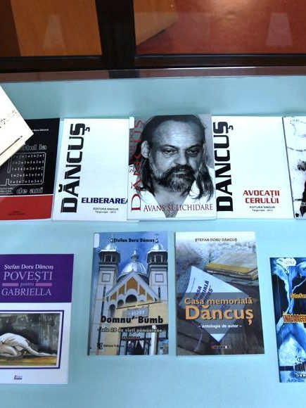 Ștefan Doru Dăncuș la ceas aniversar – 55 de ani – vitrină de carte la BJPD 04-08-23