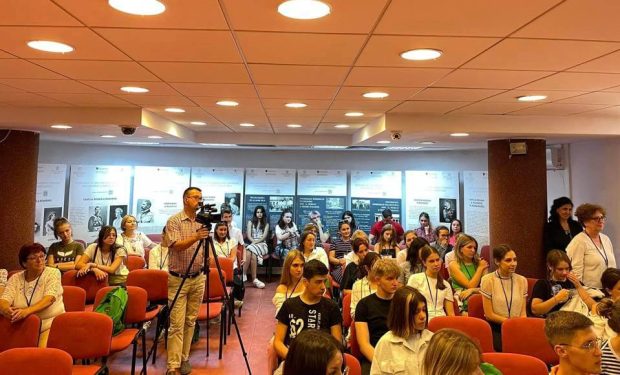 TABĂRA PUNTE – Aspecte din cadrul vizitei Bibliotecii Judeţene „Petre Dulfu”, 3 aug 2023