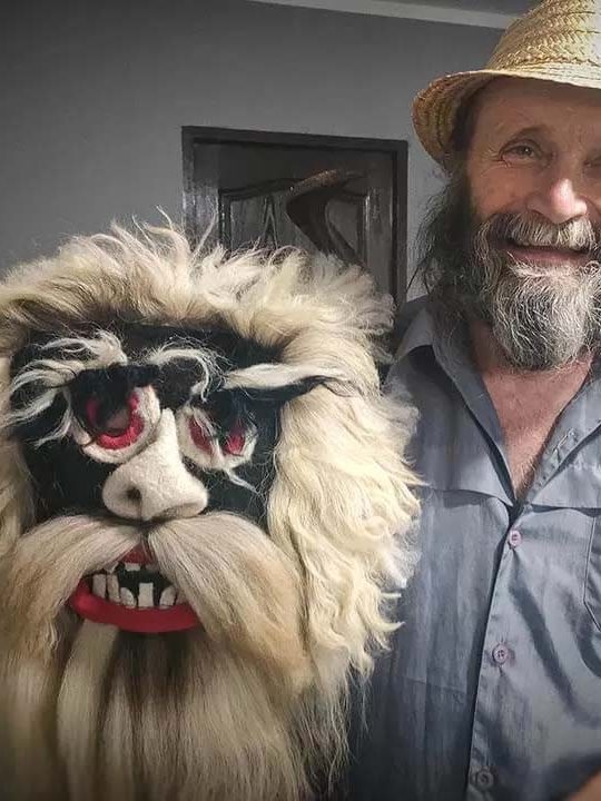 meșterul popular Vasile Șușca, creator de măști tradiționale, onorat cu titlul de Tezaur Uman Viu în 2022 – Foto © 2023 Adrian Man – Portal Maramures