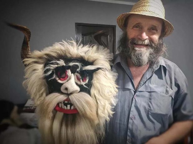 meșterul popular Vasile Șușca, creator de măști tradiționale, onorat cu titlul de Tezaur Uman Viu în 2022 – Foto © 2023 Adrian Man – Portal Maramures