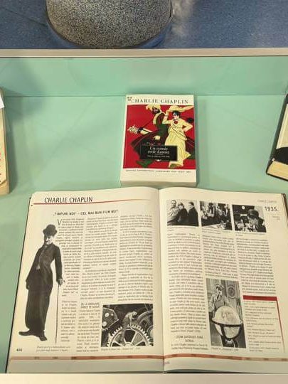 Charles Chaplin – „Regele universal al comediei” – vitrină de carte la BJPD 16-04-2024