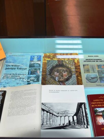 Ziua Internațională a Monumentelor și Siturilor Istorice – Vitrină de carte la BJPD 18 aprilie 2024