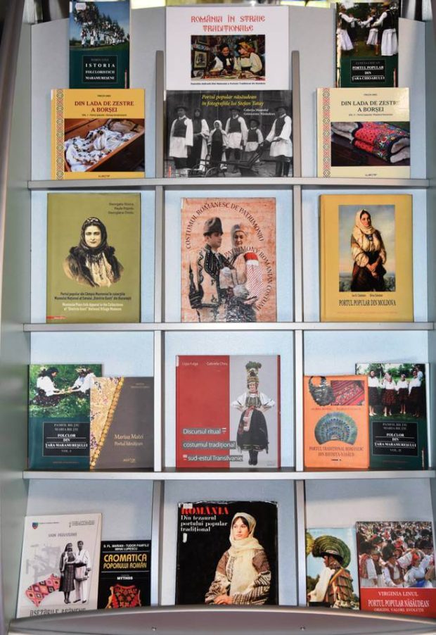 România în straie tradiționale – expoziție de carte la BJPD 13-05-2024