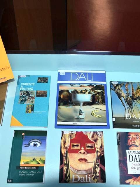 Salvador Dali sau „persistența memoriei” – 120 de ani – Vitrină de carte la BJPD 11-05-2024
