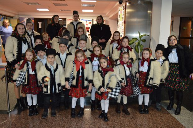 colindatori-scoala-petrova-2024