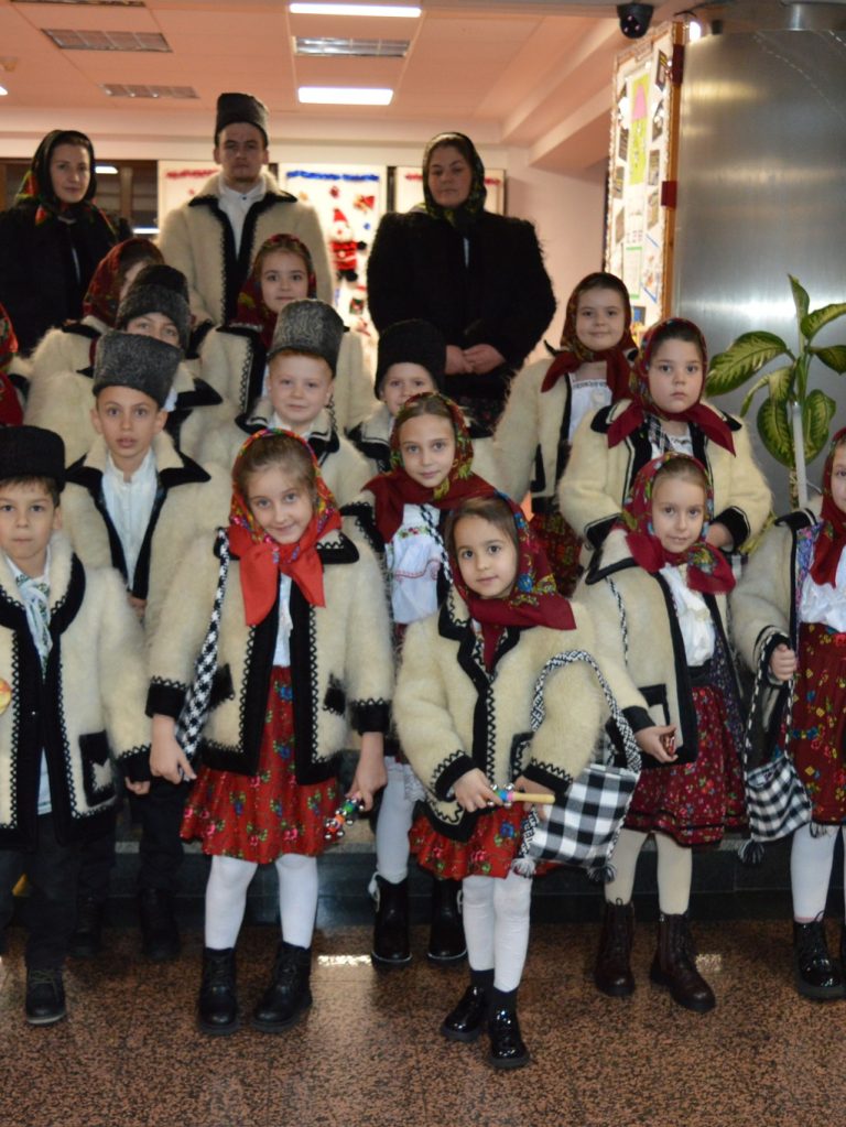 colindatori-scoala-petrova-2024