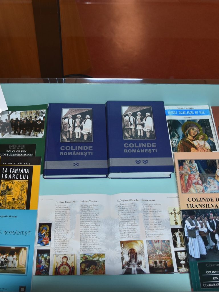 colinde-de-ieri-si-azi-vitrina-sala-lectura