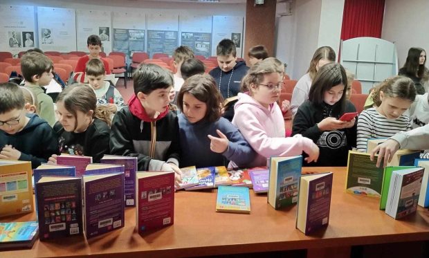 aventuri-printre-carti-liceul-penticostal