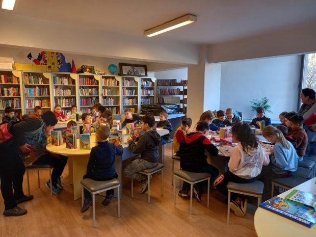 vizita-copii-sacalaseni-biblioteca-2025