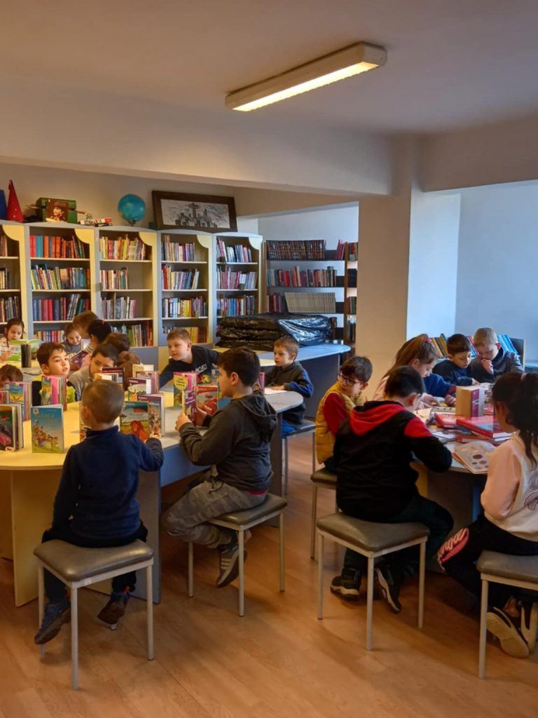 vizita-copii-sacalaseni-biblioteca-2025