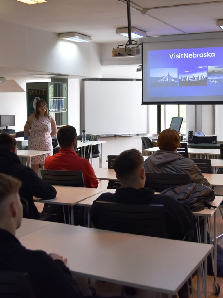 brand-identitate-american-corner