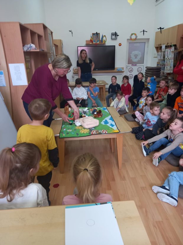 covorul-povestitor-casuta-din-oala-gradinita-eminescu