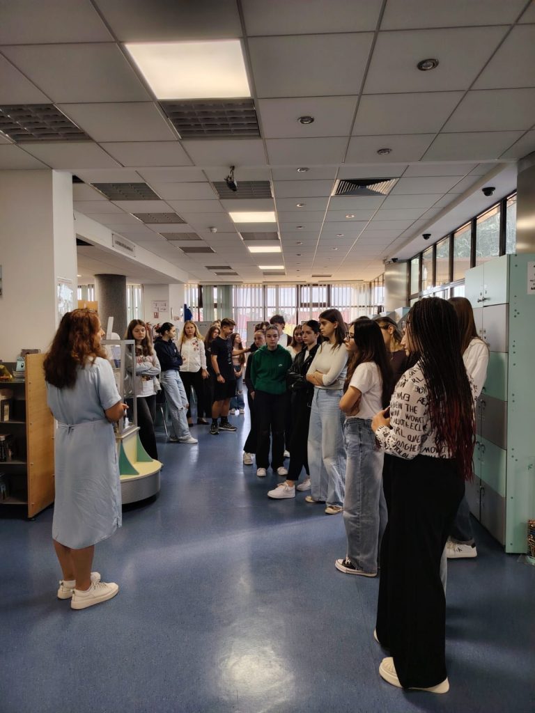 elevi-eminescu-vizita-biblioteca-sept-25