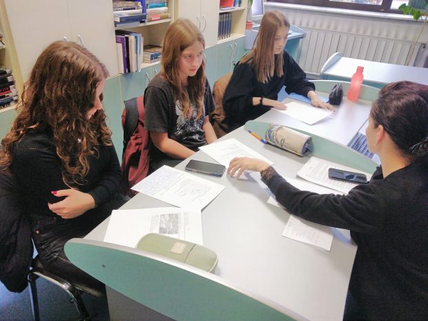 imagini-elevi-imprumut-adulti-11-25